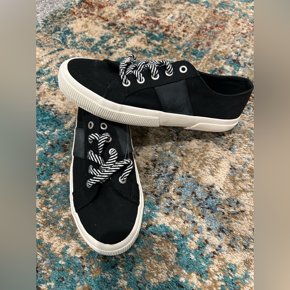 ✨NWT Chaps Caeylyn Black and White Casual Canvas Sneakers 8.5